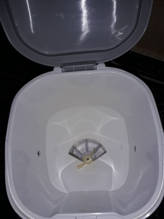 Aparat pt mancare pisica catel