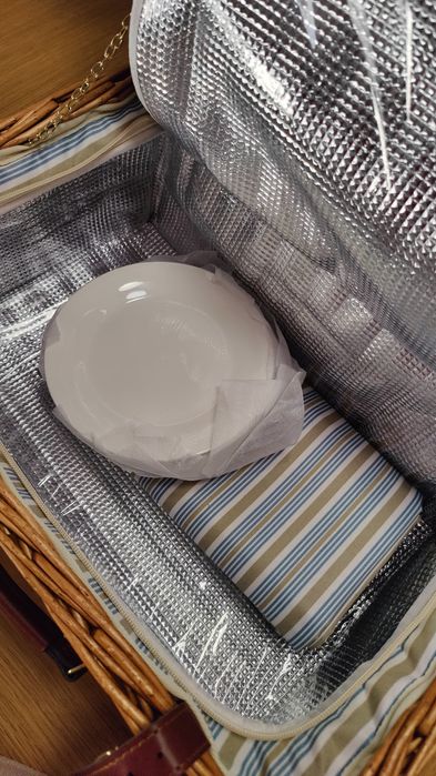 Cos de picnic Deluxe, echipat pentru 4 persoane