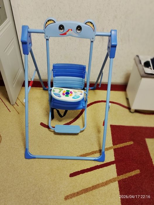 детская качеля в хорошем состоянии