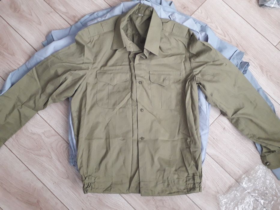 Военная форма, рубашки, береты.