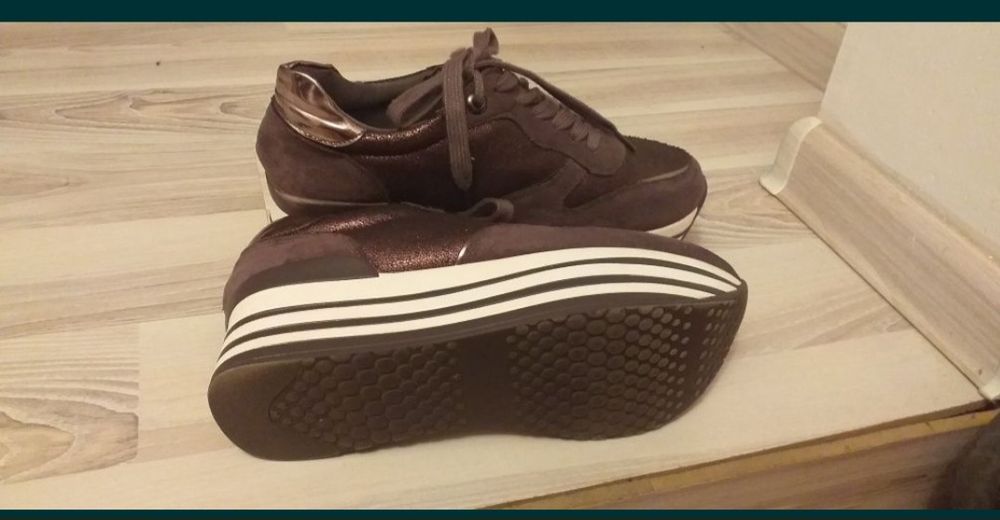Adidași cu talpa înaltă