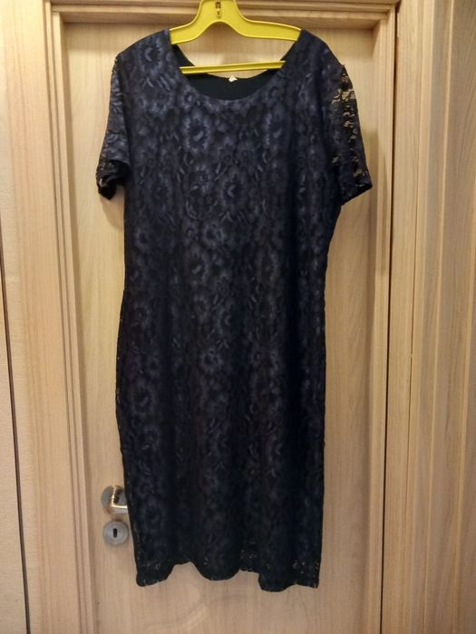 Дантелена рокля в тъмно синьо