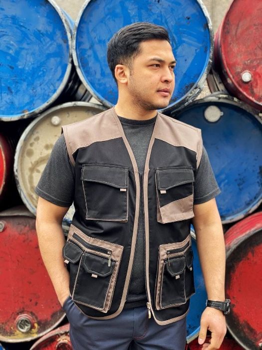 Спецодежда жилетка для рабочих со множество карманами