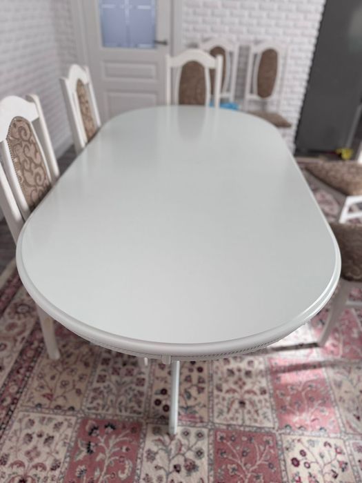 Продам стол белый