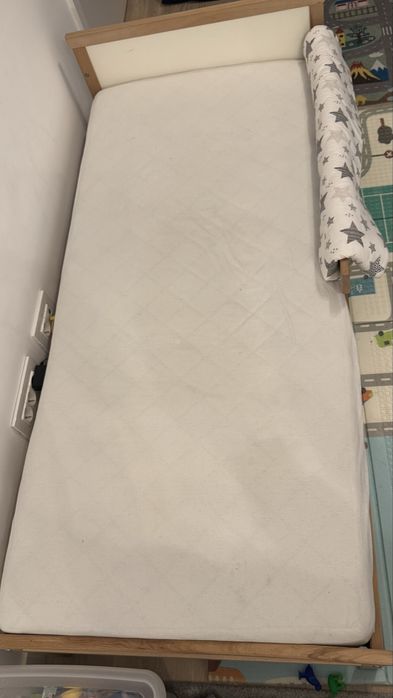 Pătuț pentru copii din lemn IKEA Sniglar cu somieră și saltea și protecție laterală