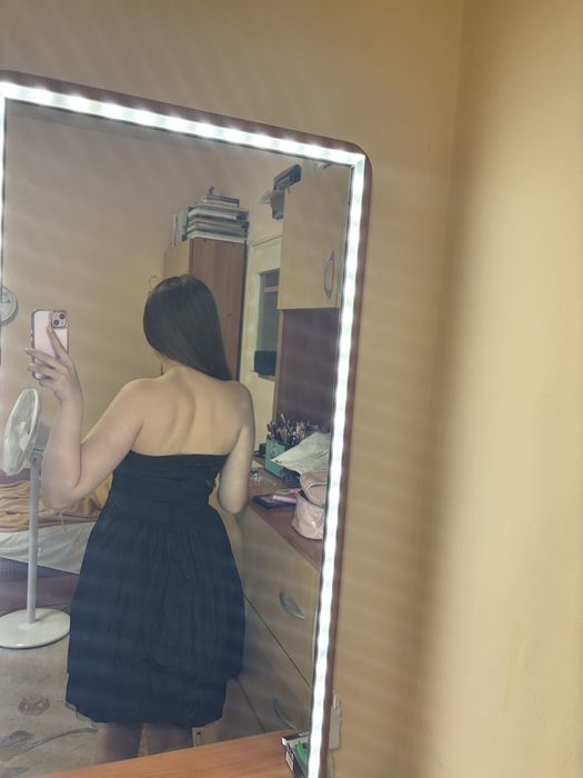 Къса черна рокля