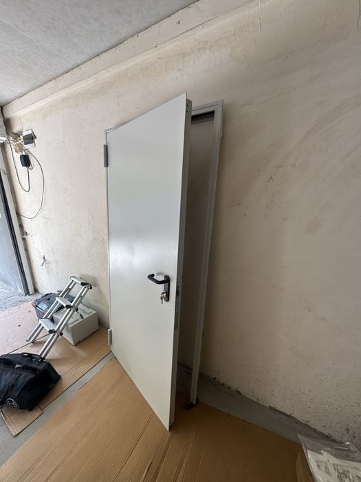 Продавам входна желязна врата с патрон и 3 ключа