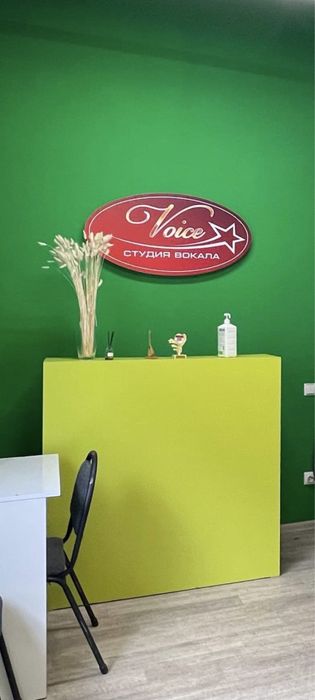 стол ресепшен со шкафчиками астана