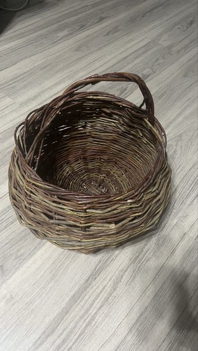 Продам  плетеную корзину