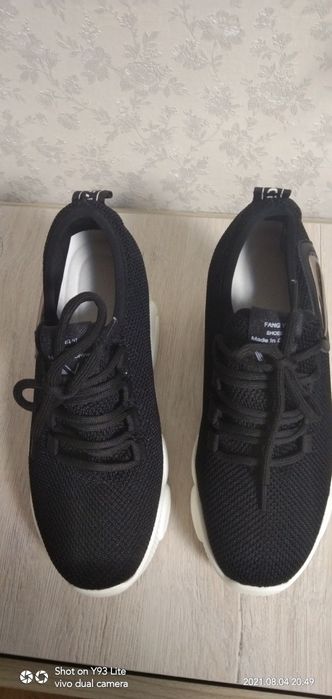 Кроссовки срочно