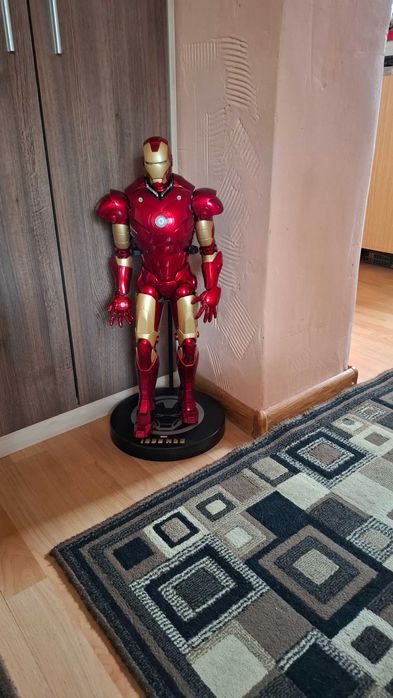 Железния човек с четири позиций