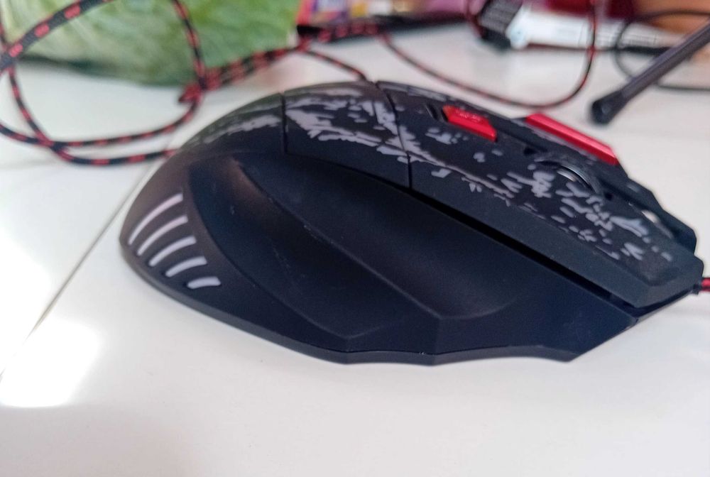 Продавам геймърска мишка HXSL +RGB.