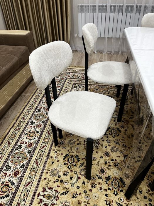 Стол стулья.