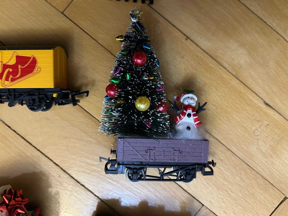 Коледен влак Hornby Santa’s Express R1248 + допълнителни вагони