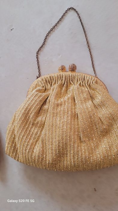 Декоративна винтидж  златиста дамска чанта и ръкавици