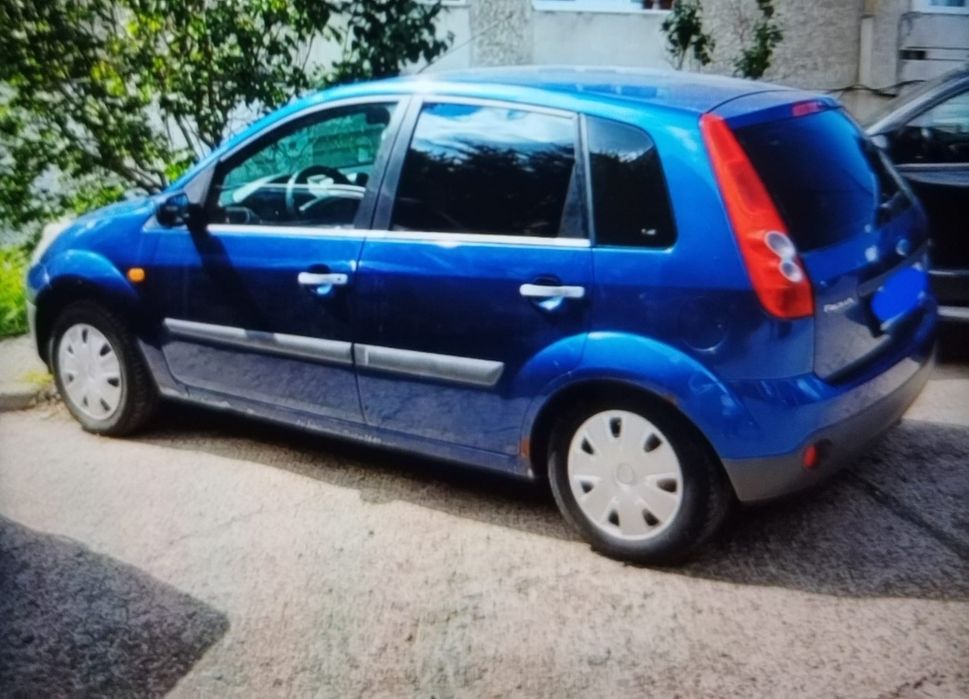 Usa capota aripa far trager Ford Fiesta