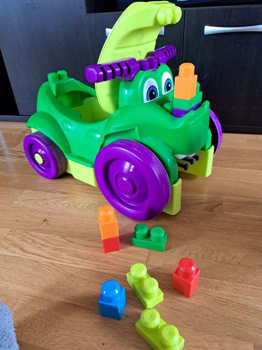 Кола за яздене и играчки