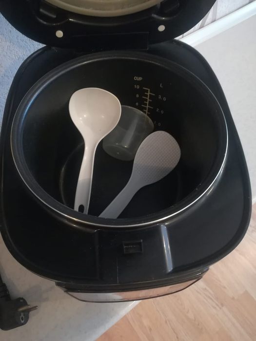 Продам мультиварку фирменную.