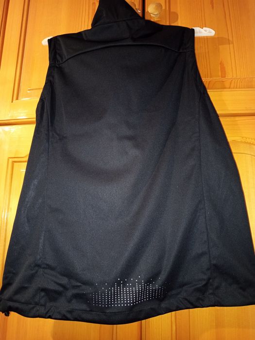 Лека дамска софтшел жилетка HAKRO