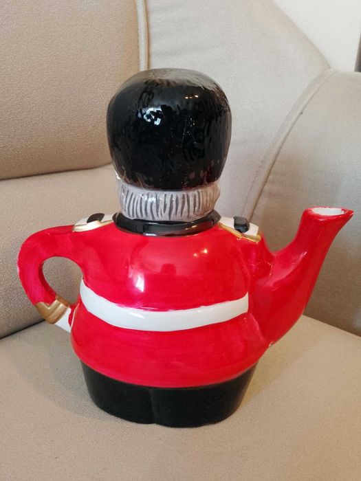 Два Порцеланови чайника "Старата чайна" и "Войник"