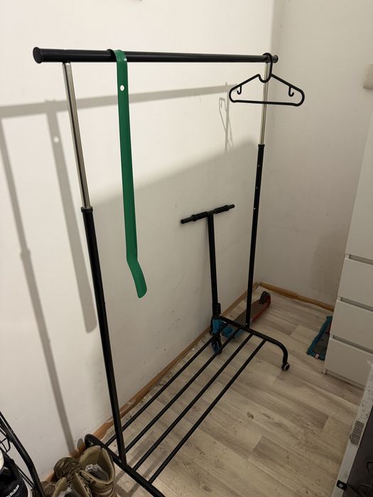 Вешалка на колесиках