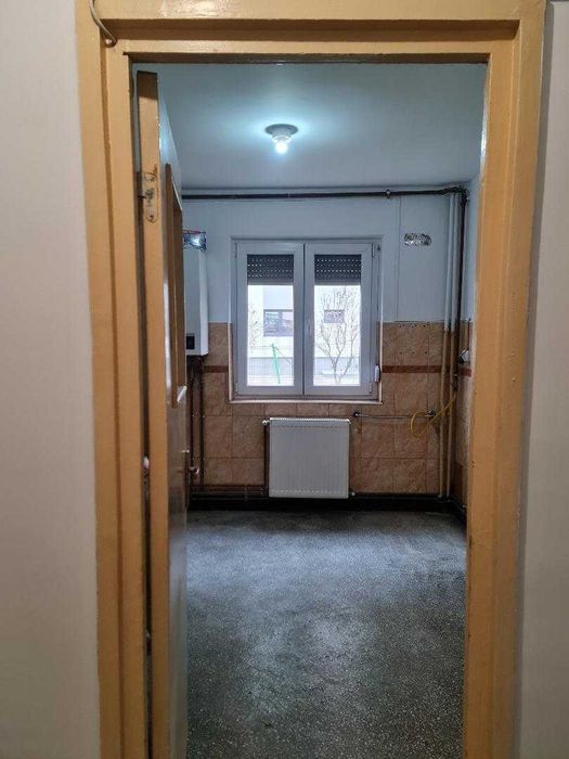 Vand apartament 3 camere , Boul Rosu, complet zugravit Feb. 2026 !