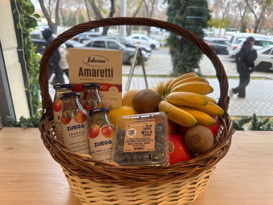 В наличии новогодниее корзины подарки