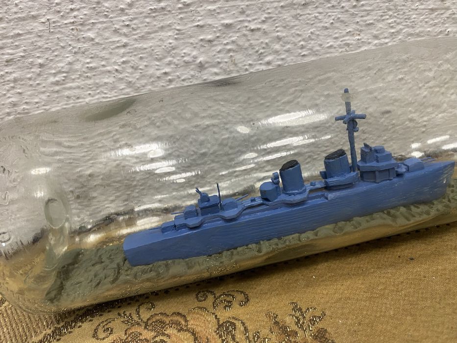 Военен кораб в бутилка