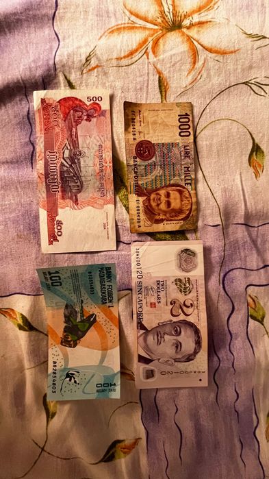 Diverse monede și bancnote vechi