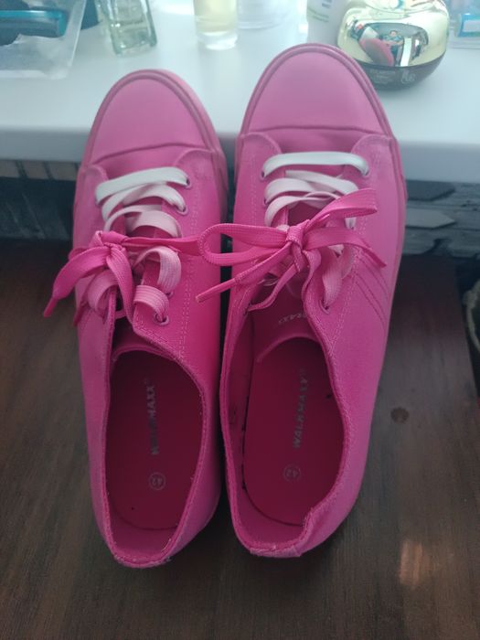 Продам кроссовки очень удобные.