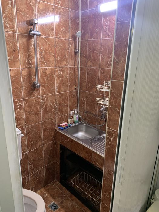 Помещение в сутеренеа под наем с баня и тоалетна