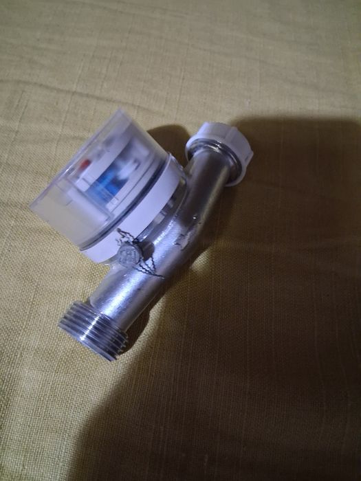 Продавам водомер за топла вода