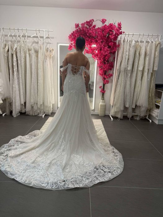 Vand rochie de mireasa cu trena model mila nova