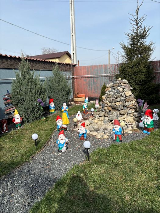 Vând figurine de grădină făcute din  materiale  rezistente la ploaie