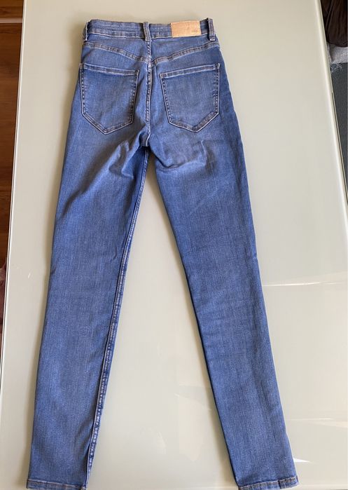 Тесни еластични дънки