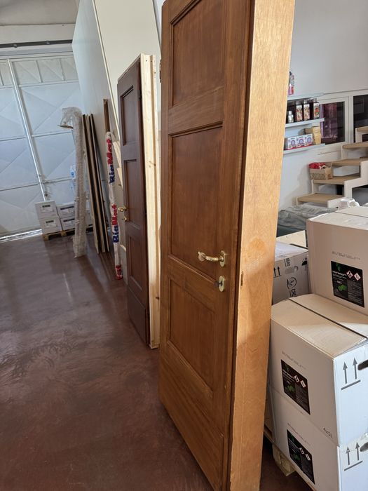 Uși de interior din lemn masiv de castan