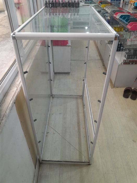 Стеклянный  ветрина