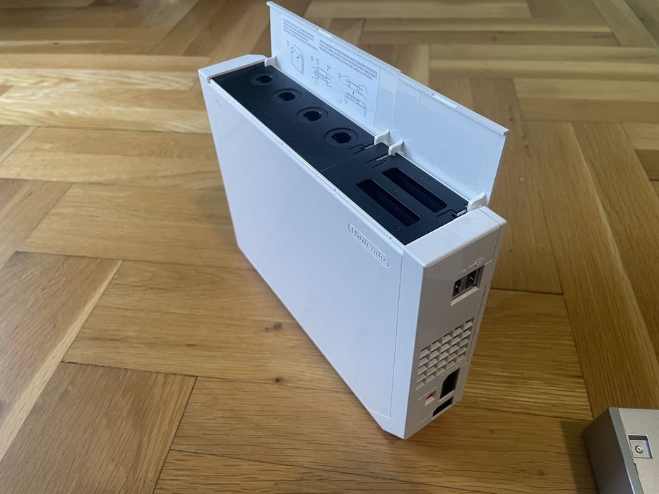 Nintendo Wii работещо с два контролера и три игри