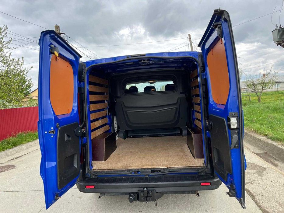 Opel Vivaro EcoFlex an 2015 cu 6 locuri si duba euro 5