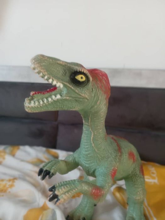 Denazavr reks oyinchoq