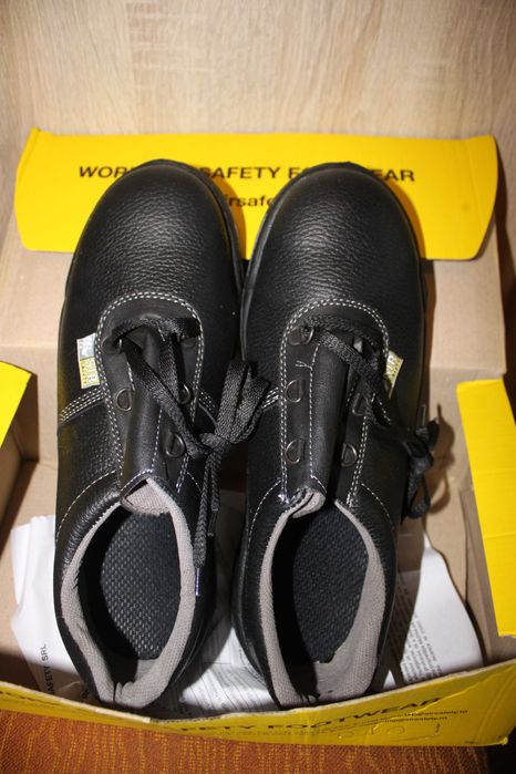 Продавам нови работни обувки(половинки и боти) . 19лв. чифта