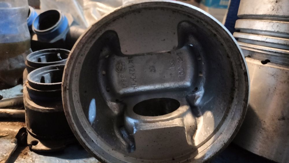 Продам поршня на трактор