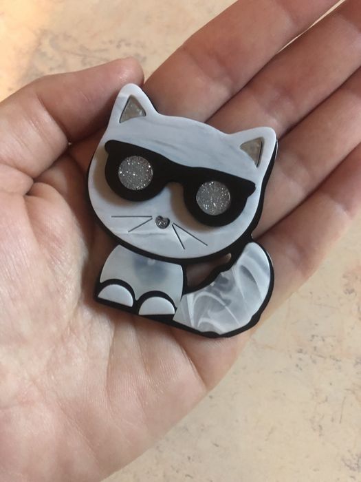 Голяма брошка с котката на KARL LAGERFELD, значка