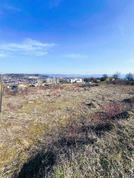Teren intravilan 690 mp – panoramă, deschidere 68m la 2 drumuri.
