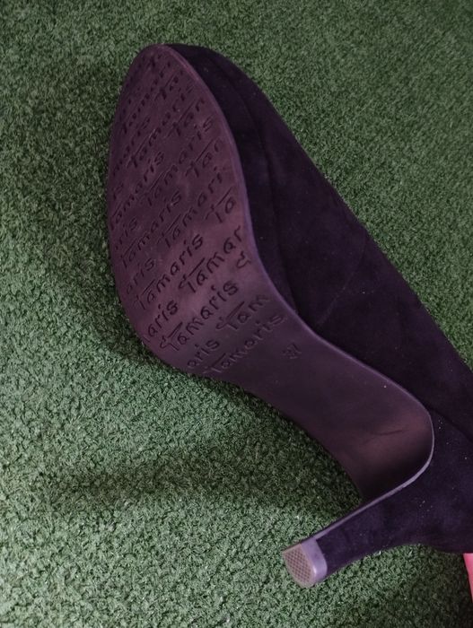 Черни велурени обувки с ток Tamaris