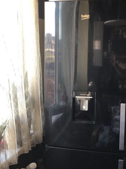 Хладилник с диспенсър Beko