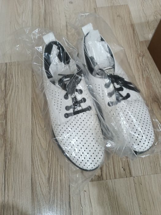 Продам женские ботинки