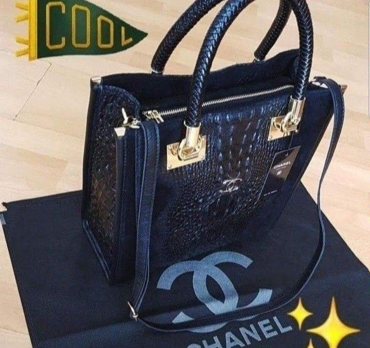 Geanta piele naturala, insertii model croco si piele întoarsă, curea detasabila umăr, logo metalic, saculet, etichetă