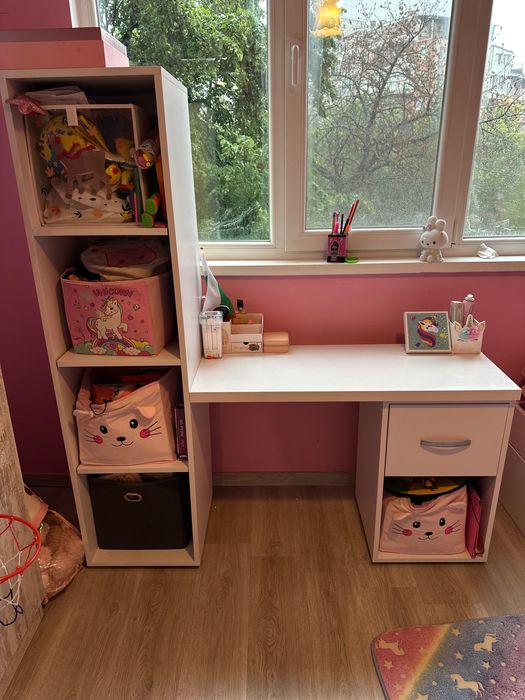 Детско бюро в бял цвят