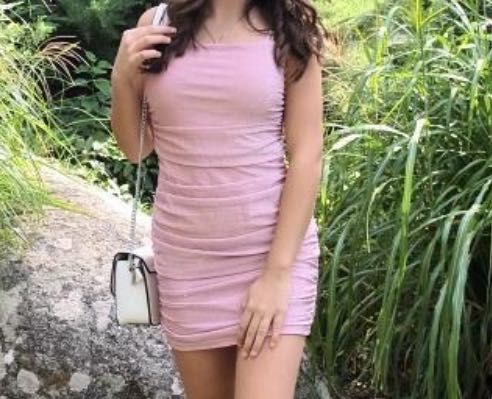 Розова дамска рокля.